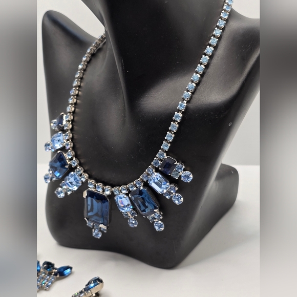Vintage 1950's Blue AB and Rinestone Jewelry Set of 5. - Picture 3 of 8